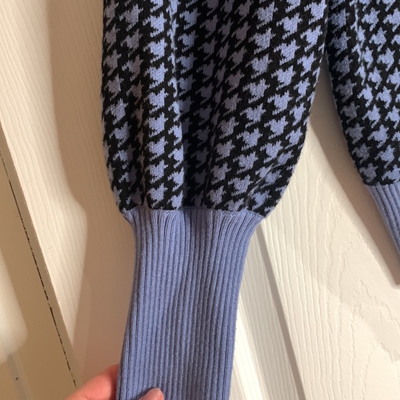 Blue and black houndstooth sweater with puffed sleeves 💙🖤 - Picture 6 of 7
